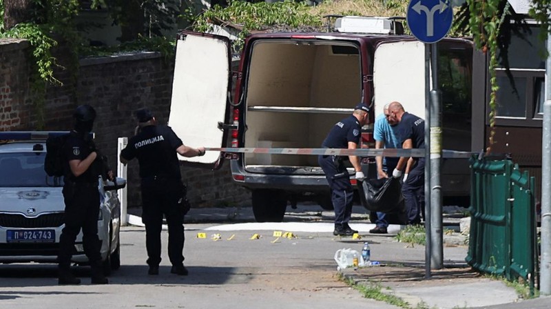 Petugas polisi mengangkat jenazah seseorang, di lokasi penyerangan, dekat kedutaan Israel, di Beograd, Serbia, Sabtu (29/6/2024). (REUTERS/Zorana Jevtic)