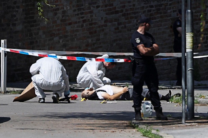 Petugas polisi mengangkat jenazah seseorang, di lokasi penyerangan, dekat kedutaan Israel, di Beograd, Serbia, Sabtu (29/6/2024). (REUTERS/Zorana Jevtic) Petugas polisi mengangkat jenazah seseorang, di lokasi penyerangan, dekat kedutaan Israel, di Beograd, Serbia, Sabtu (29/6/2024). (REUTERS/Zorana Jevtic)