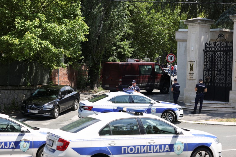 Petugas polisi mengangkat jenazah seseorang, di lokasi penyerangan, dekat kedutaan Israel, di Beograd, Serbia, Sabtu (29/6/2024). (REUTERS/Zorana Jevtic) Petugas polisi mengangkat jenazah seseorang, di lokasi penyerangan, dekat kedutaan Israel, di Beograd, Serbia, Sabtu (29/6/2024). (REUTERS/Zorana Jevtic)