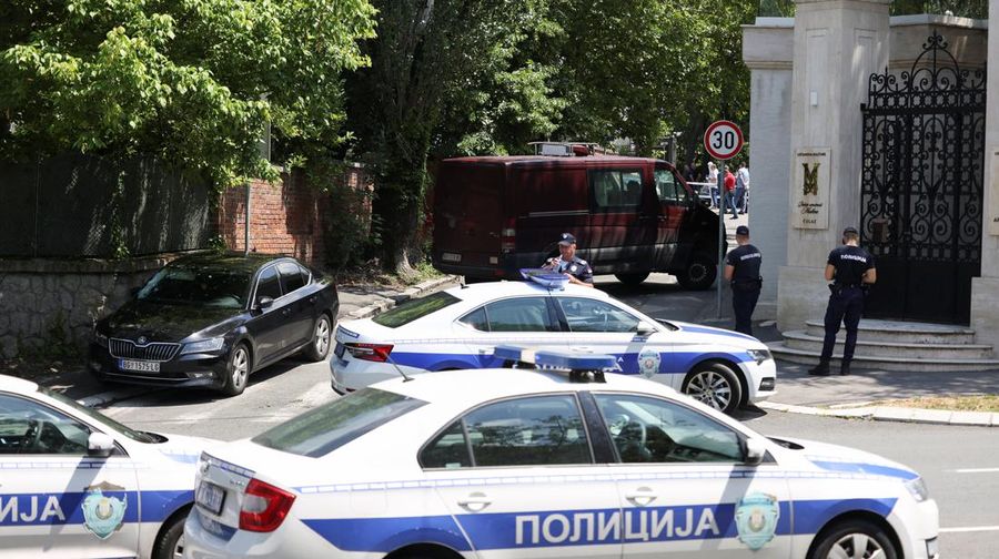 Petugas polisi mengangkat jenazah seseorang, di lokasi penyerangan, dekat kedutaan Israel, di Beograd, Serbia, Sabtu (29/6/2024). (REUTERS/Zorana Jevtic)