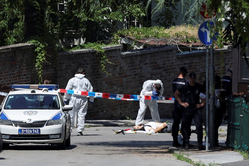 Petugas polisi mengangkat jenazah seseorang, di lokasi penyerangan, dekat kedutaan Israel, di Beograd, Serbia, Sabtu (29/6/2024). (REUTERS/Zorana Jevtic) Petugas polisi mengangkat jenazah seseorang, di lokasi penyerangan, dekat kedutaan Israel, di Beograd, Serbia, Sabtu (29/6/2024). (REUTERS/Zorana Jevtic)
