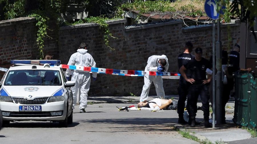 Petugas polisi mengangkat jenazah seseorang, di lokasi penyerangan, dekat kedutaan Israel, di Beograd, Serbia, Sabtu (29/6/2024). (REUTERS/Zorana Jevtic)