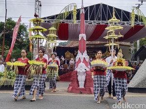 Suka Cita Masyarakat Adat Cigugur Rayakan Seren Taun