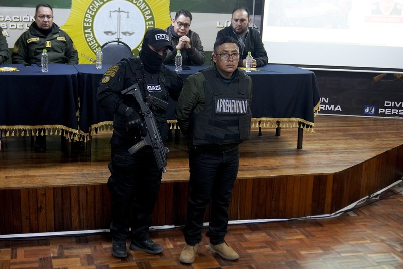 Sersan Demetrio Demetrio Mamani yang melakukan Kudeta Bolivia ditampilkan dalam keadaan diborgol setelah penangkapannya saat konferensi di La Paz, Bolivia, Jumat (28/6/2024). (AP Photo/Juan Karita)