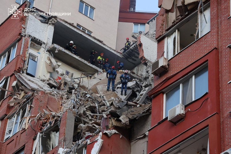Kondisi bangunan apartemen usai serangan rudal Rusia di kota Dnipro, Ukraina, Jumat (28/6/2024). (REUTERS/Mykola Synelnykov)