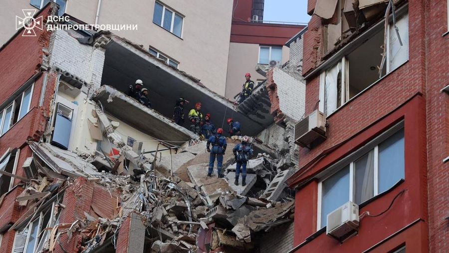 Kondisi bangunan apartemen usai serangan rudal Rusia di kota Dnipro, Ukraina, Jumat (28/6/2024). (REUTERS/Mykola Synelnykov)