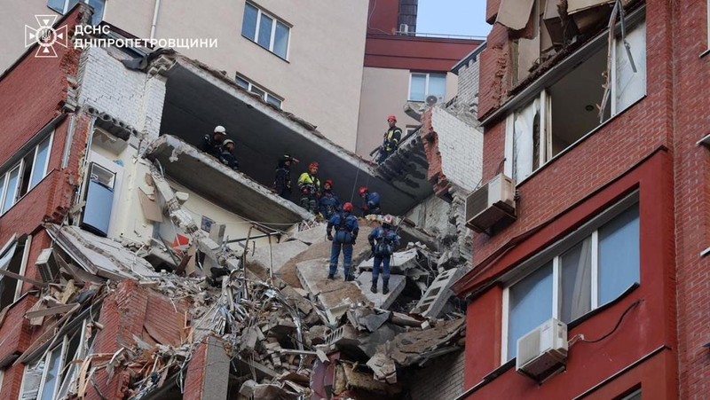 Kondisi bangunan apartemen usai serangan rudal Rusia di kota Dnipro, Ukraina, Jumat (28/6/2024). (REUTERS/Mykola Synelnykov)