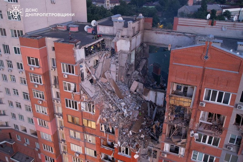 Kondisi bangunan apartemen usai serangan rudal Rusia di kota Dnipro, Ukraina, Jumat (28/6/2024). (REUTERS/Mykola Synelnykov)
