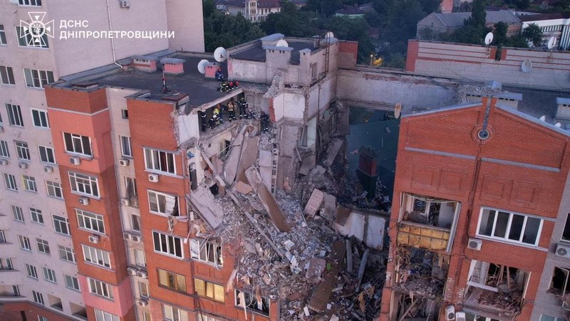 Kondisi bangunan apartemen usai serangan rudal Rusia di kota Dnipro, Ukraina, Jumat (28/6/2024). (REUTERS/Mykola Synelnykov)