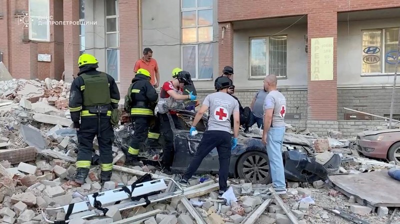 Kondisi bangunan apartemen usai serangan rudal Rusia di kota Dnipro, Ukraina, Jumat (28/6/2024). (REUTERS/Mykola Synelnykov)