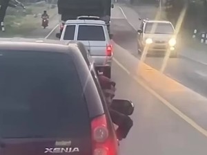 Geger Pengemudi Xenia Acungkan Senjata Tajam Usai Tak Terima Disalip