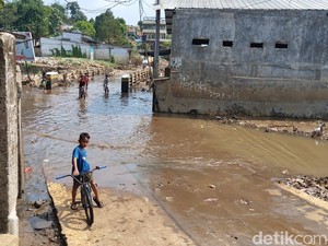 Banjir di Bulak Barat Cipayung Depok Tak Kunjung Surut, Begini Kondisinya