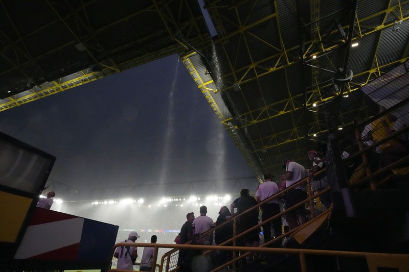 Duel antara Jerman melawan Denmark pada babak 16 besar dalam lanjutan Piala Eropa 2024 pada Minggu (30/6) dini hari WIB sempat dihentikan karena cuaca buruk. (AP Photo/Andreea Alexandru) Duel antara Jerman melawan Denmark pada babak 16 besar dalam lanjutan Piala Eropa 2024 pada Minggu (30/6) dini hari WIB sempat dihentikan karena cuaca buruk. (AP Photo/Andreea Alexandru)