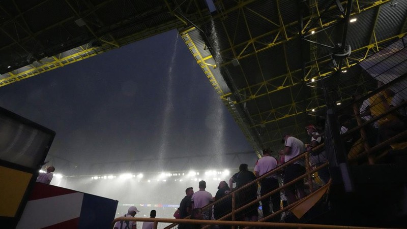 Duel antara Jerman melawan Denmark pada babak 16 besar dalam lanjutan Piala Eropa 2024 pada Minggu (30/6) dini hari WIB sempat dihentikan karena cuaca buruk. (AP Photo/Andreea Alexandru)