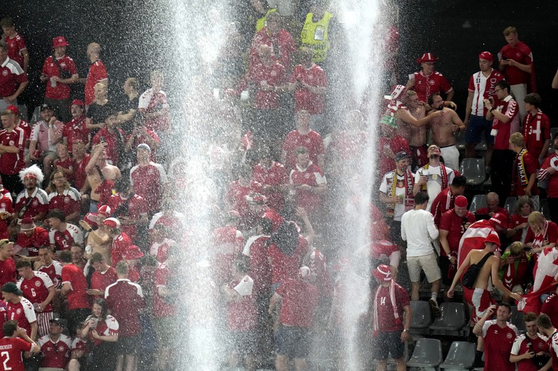 Duel antara Jerman melawan Denmark pada babak 16 besar dalam lanjutan Piala Eropa 2024 pada Minggu (30/6) dini hari WIB sempat dihentikan karena cuaca buruk. (AP Photo/Andreea Alexandru) Duel antara Jerman melawan Denmark pada babak 16 besar dalam lanjutan Piala Eropa 2024 pada Minggu (30/6) dini hari WIB sempat dihentikan karena cuaca buruk. (AP Photo/Andreea Alexandru)