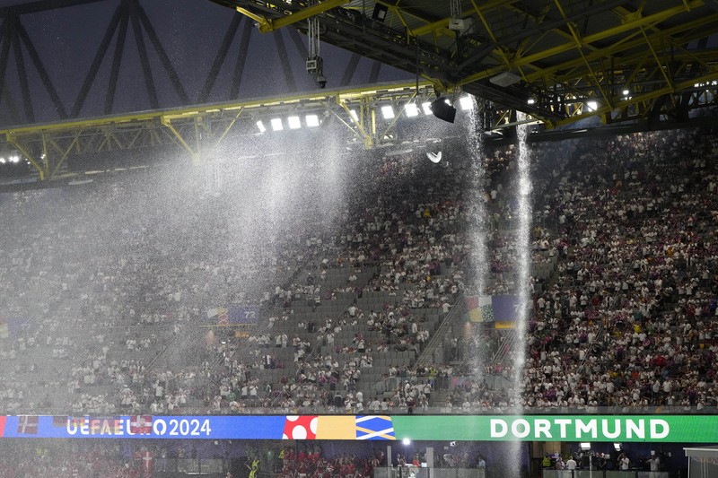 Duel antara Jerman melawan Denmark pada babak 16 besar dalam lanjutan Piala Eropa 2024 pada Minggu (30/6) dini hari WIB sempat dihentikan karena cuaca buruk. (AP Photo/Andreea Alexandru)