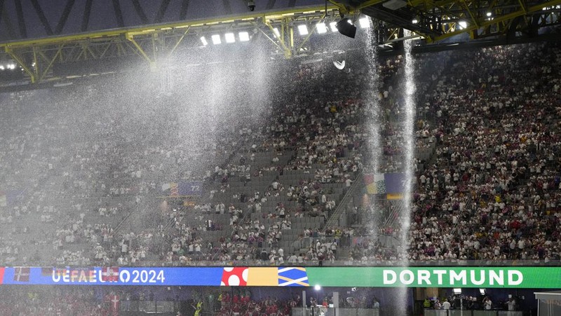 Duel antara Jerman melawan Denmark pada babak 16 besar dalam lanjutan Piala Eropa 2024 pada Minggu (30/6) dini hari WIB sempat dihentikan karena cuaca buruk. (AP Photo/Andreea Alexandru)