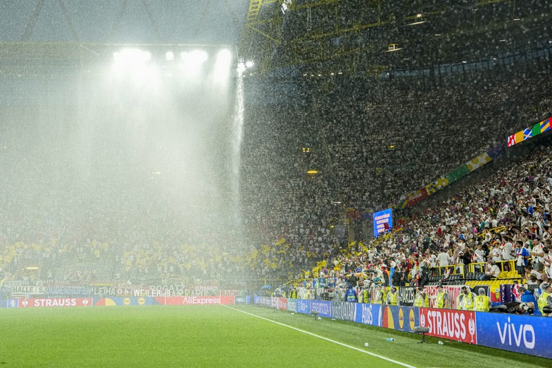 Duel antara Jerman melawan Denmark pada babak 16 besar dalam lanjutan Piala Eropa 2024 pada Minggu (30/6) dini hari WIB sempat dihentikan karena cuaca buruk. (AP Photo/Andreea Alexandru) Duel antara Jerman melawan Denmark pada babak 16 besar dalam lanjutan Piala Eropa 2024 pada Minggu (30/6) dini hari WIB sempat dihentikan karena cuaca buruk. (AP Photo/Andreea Alexandru)