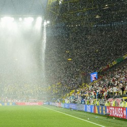 Cuaca Ekstrem, Penampakan Air Terjun Muncul di Laga Jerman Vs Denmark