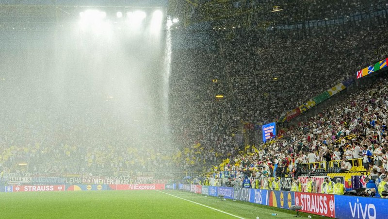 Duel antara Jerman melawan Denmark pada babak 16 besar dalam lanjutan Piala Eropa 2024 pada Minggu (30/6) dini hari WIB sempat dihentikan karena cuaca buruk. (AP Photo/Andreea Alexandru)