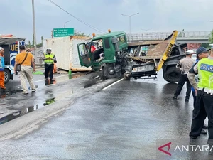 Pelajaran dari Kecelakaan Truk Kontainer Timpa Sopir di Tol JORR