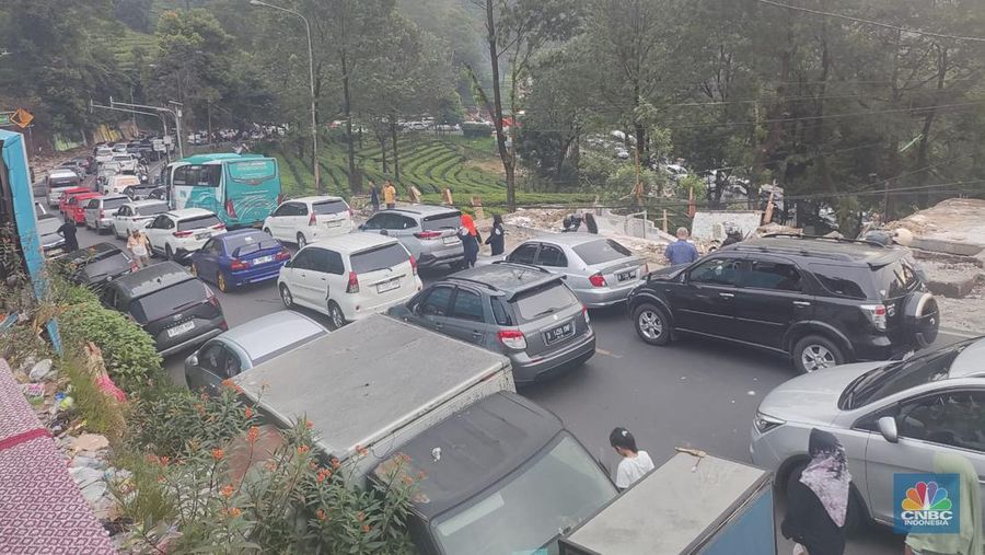 Kendaraan terjebak macet di Jalan Raya Puncak, Cisarua, Kabupaten Bogor, Jawa Barat, Minggu (30/6/2024). (CNBC Indonesia/Sefti Oktarianisa)