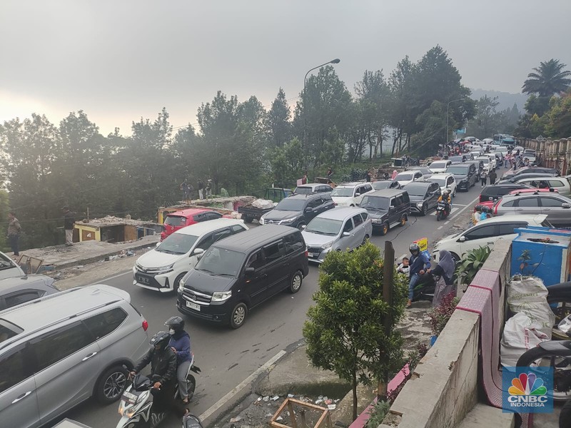 Kendaraan terjebak macet di Jalan Raya Puncak, Cisarua, Kabupaten Bogor, Jawa Barat, Minggu (30/6/2024). (CNBC Indonesia/Sefti Oktarianisa)
