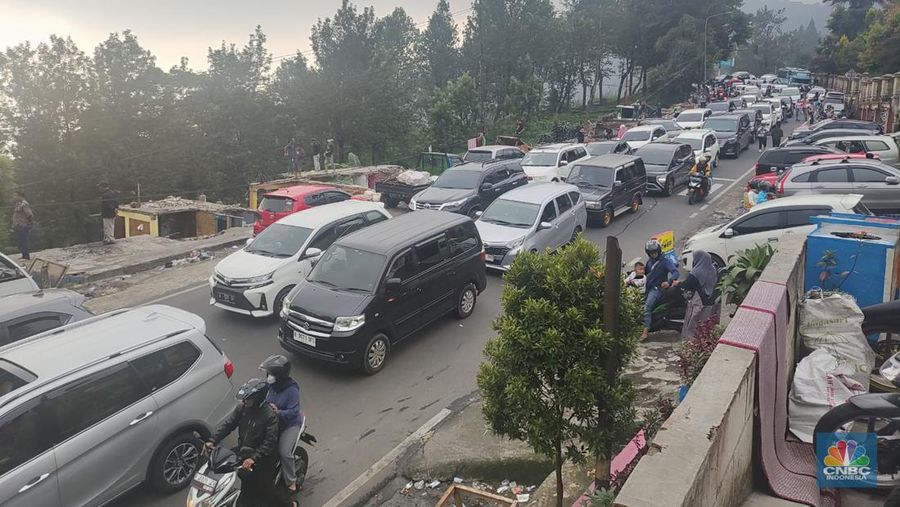 Kendaraan terjebak macet di Jalan Raya Puncak, Cisarua, Kabupaten Bogor, Jawa Barat, Minggu (30/6/2024). (CNBC Indonesia/Sefti Oktarianisa)