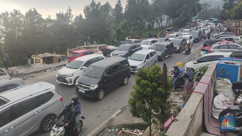 Kendaraan terjebak macet di Jalan Raya Puncak, Cisarua, Kabupaten Bogor, Jawa Barat, Minggu (30/6/2024). (CNBC Indonesia/Sefti Oktarianisa)