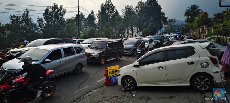 Kendaraan terjebak macet di Jalan Raya Puncak, Cisarua, Kabupaten Bogor, Jawa Barat, Minggu (30/6/2024). (CNBC Indonesia/Sefti Oktarianisa)