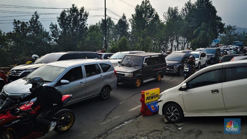 Kendaraan terjebak macet di Jalan Raya Puncak, Cisarua, Kabupaten Bogor, Jawa Barat, Minggu (30/6/2024). (CNBC Indonesia/Sefti Oktarianisa)
