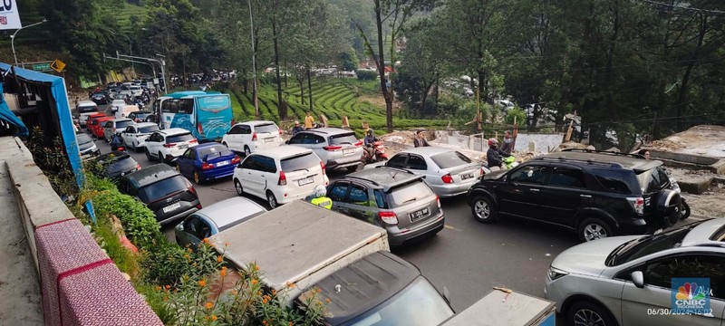 Kendaraan terjebak macet di Jalan Raya Puncak, Cisarua, Kabupaten Bogor, Jawa Barat, Minggu (30/6/2024). (CNBC Indonesia/Sefti Oktarianisa)
