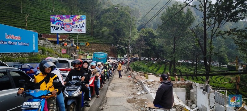 Kendaraan terjebak macet di Jalan Raya Puncak, Cisarua, Kabupaten Bogor, Jawa Barat, Minggu (30/6/2024). (CNBC Indonesia/Sefti Oktarianisa)
