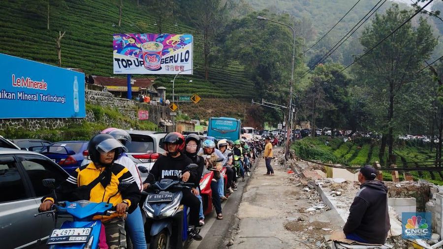 Kendaraan terjebak macet di Jalan Raya Puncak, Cisarua, Kabupaten Bogor, Jawa Barat, Minggu (30/6/2024). (վ/Sefti Oktarianisa)