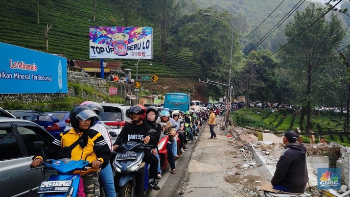 Kendaraan terjebak macet di Jalan Raya Puncak, Cisarua, Kabupaten Bogor, Jawa Barat, Minggu (30/6/2024). (CNBC Indonesia/Sefti Oktarianisa)