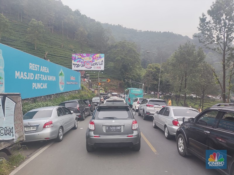 Kendaraan terjebak macet di Jalan Raya Puncak, Cisarua, Kabupaten Bogor, Jawa Barat, Minggu (30/6/2024). (CNBC Indonesia/Sefti Oktarianisa) Kendaraan terjebak macet di Jalan Raya Puncak, Cisarua, Kabupaten Bogor, Jawa Barat, Minggu (30/6/2024). (CNBC Indonesia/Sefti Oktarianisa)