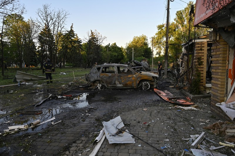 Kondisi pasca serangan rudal Rusia di kota Vilniansk, wilayah Zaporizhzhia, Ukraina, Sabtu (29/6/2024). (REUTERS/Stringer) Kondisi pasca serangan rudal Rusia di kota Vilniansk, wilayah Zaporizhzhia, Ukraina, Sabtu (29/6/2024). (REUTERS/Stringer)