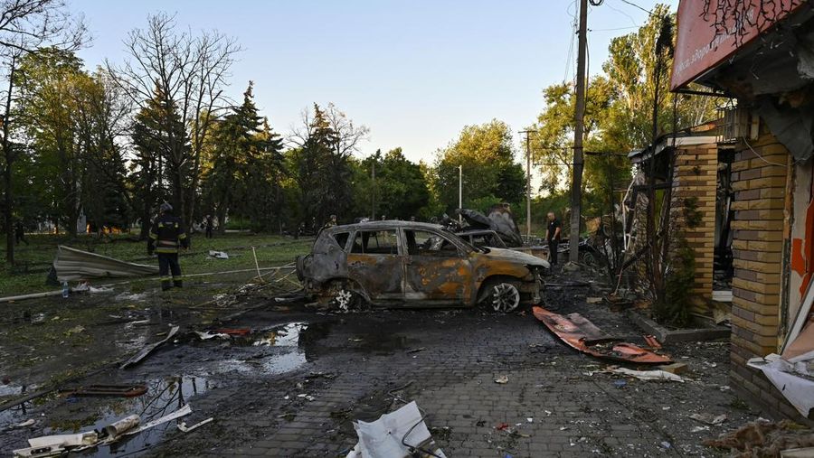 Kondisi pasca serangan rudal Rusia di kota Vilniansk, wilayah Zaporizhzhia, Ukraina, Sabtu (29/6/2024). (REUTERS/Stringer)