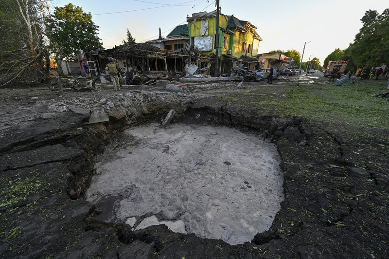 Kondisi pasca serangan rudal Rusia di kota Vilniansk, wilayah Zaporizhzhia, Ukraina, Sabtu (29/6/2024). (REUTERS/Stringer) Kondisi pasca serangan rudal Rusia di kota Vilniansk, wilayah Zaporizhzhia, Ukraina, Sabtu (29/6/2024). (REUTERS/Stringer)