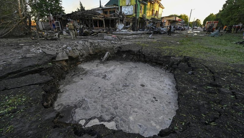 Kondisi pasca serangan rudal Rusia di kota Vilniansk, wilayah Zaporizhzhia, Ukraina, Sabtu (29/6/2024). (REUTERS/Stringer)