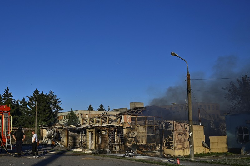 Kondisi pasca serangan rudal Rusia di kota Vilniansk, wilayah Zaporizhzhia, Ukraina, Sabtu (29/6/2024). (REUTERS/Stringer) Kondisi pasca serangan rudal Rusia di kota Vilniansk, wilayah Zaporizhzhia, Ukraina, Sabtu (29/6/2024). (REUTERS/Stringer)