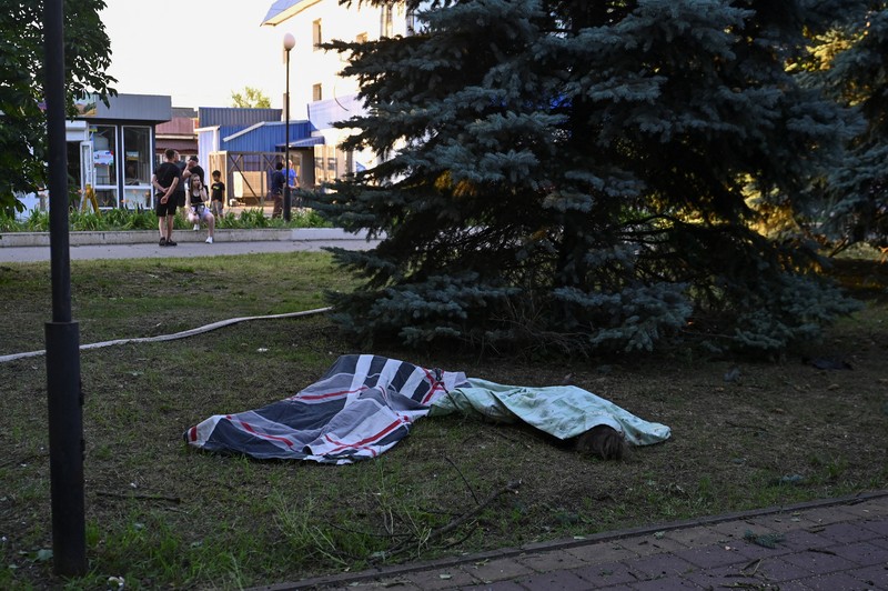 Kondisi pasca serangan rudal Rusia di kota Vilniansk, wilayah Zaporizhzhia, Ukraina, Sabtu (29/6/2024). (REUTERS/Stringer)