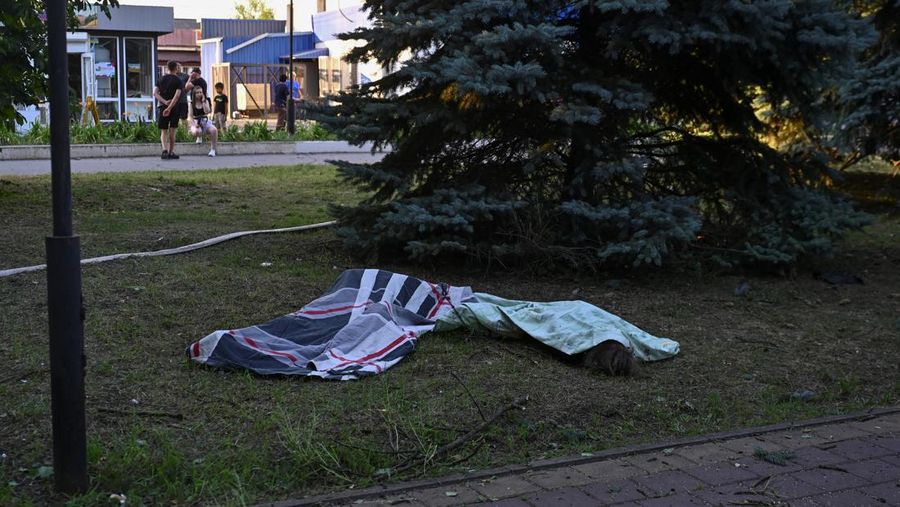 Kondisi pasca serangan rudal Rusia di kota Vilniansk, wilayah Zaporizhzhia, Ukraina, Sabtu (29/6/2024). (REUTERS/Stringer)