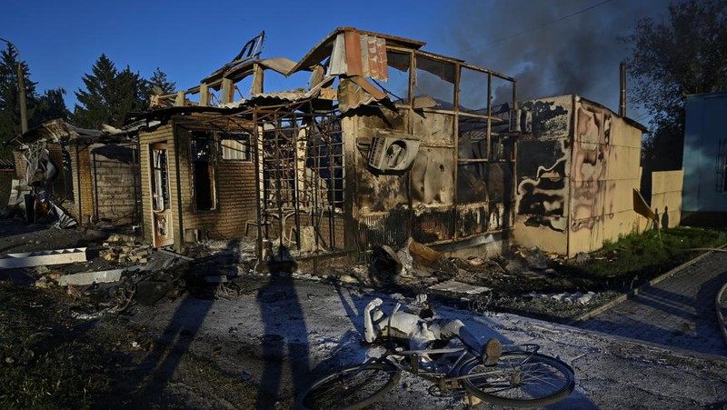 Kondisi pasca serangan rudal Rusia di kota Vilniansk, wilayah Zaporizhzhia, Ukraina, Sabtu (29/6/2024). (REUTERS/Stringer)