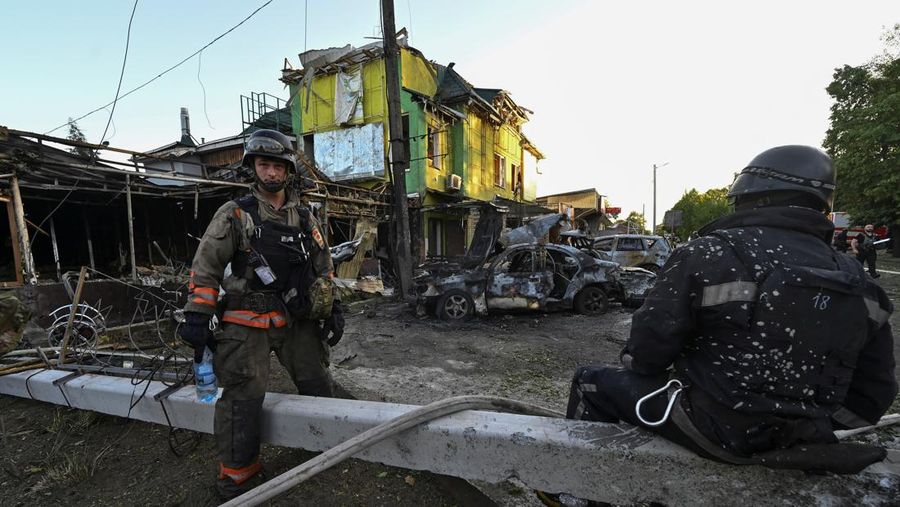 Kondisi pasca serangan rudal Rusia di kota Vilniansk, wilayah Zaporizhzhia, Ukraina, Sabtu (29/6/2024). (REUTERS/Stringer)