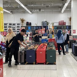 Pengunjung Ini Happy, Beli Koper di Transmart Dapat Diskon Gede Banget