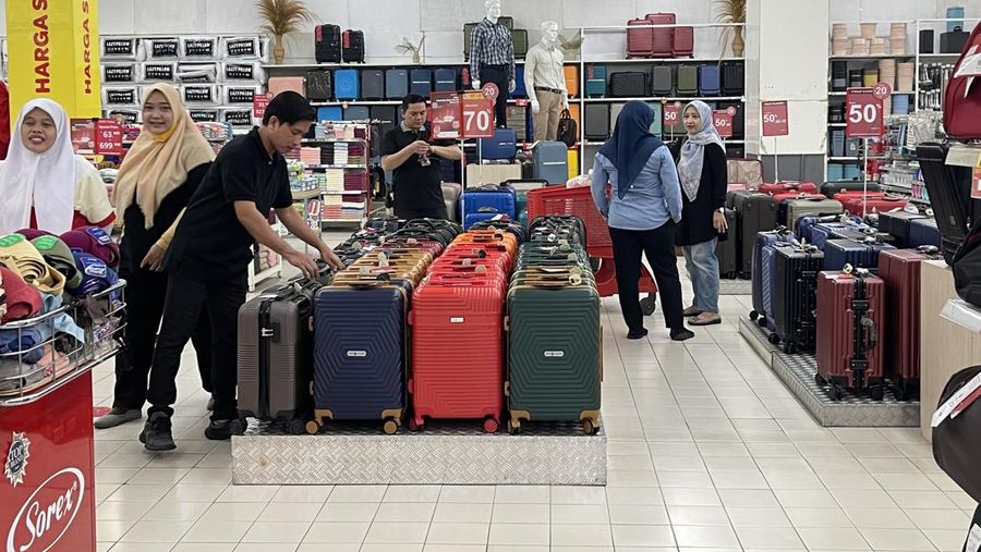 Pengnjung memilih koper saat berlangsungnya Full Day Sale di Transmart ITC BSD, Tangerang Selatan, Minggu (30/6/2024). (CNBC Indoonesia/Teti Purwanti)