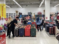 Pengunjung Ini Happy, Beli Koper di Transmart Dapat Diskon Gede Banget