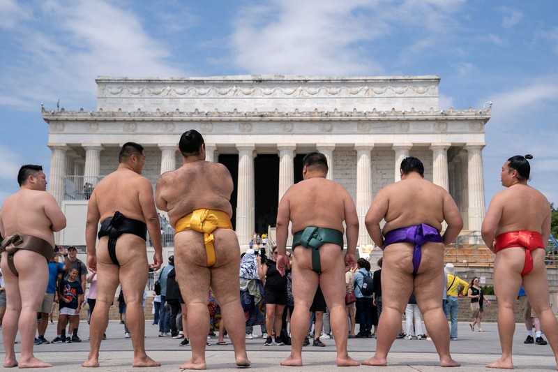 Sejumlah pegulat sumo tampil di depan Gedung Kapitol, Washington DS, Amerika Serikat (AS), Jumat (28/6/2024). (REUTERS/Nathan Howard) Sejumlah pegulat sumo tampil di depan Gedung Kapitol, Washington DS, Amerika Serikat (AS), Jumat (28/6/2024). (REUTERS/Nathan Howard)