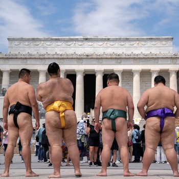 Potret Pegulat Sumo 'Serbu' Gedung Kapitol AS, Ada Apa?
